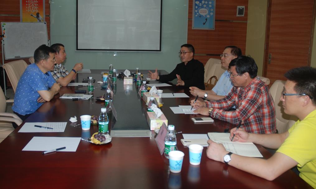 圖為：亞泰光電總經理鄭翔與政協(xié)、科協(xié)領導座談