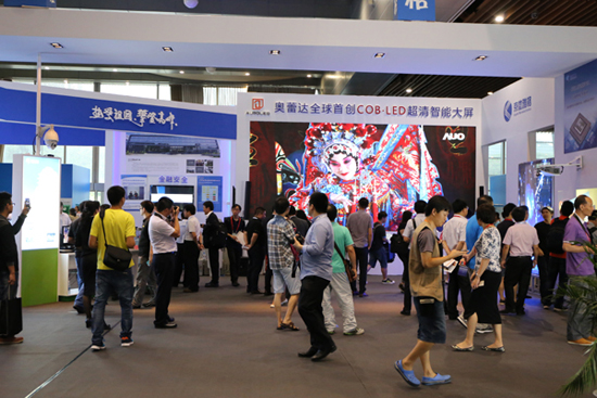 第一屆科創(chuàng)會現(xiàn)場人潮涌動