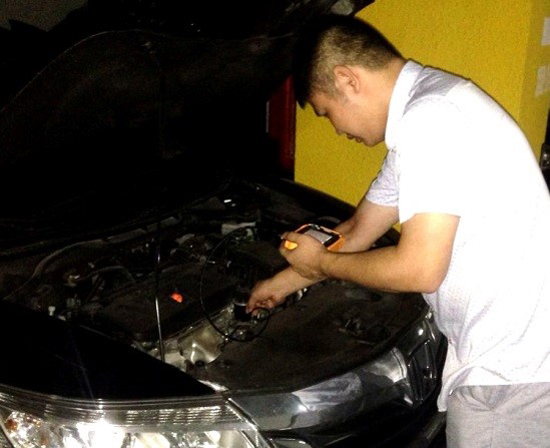 車主周先生在用亞泰光電ＣＩＥ汽車內窺鏡檢查愛車