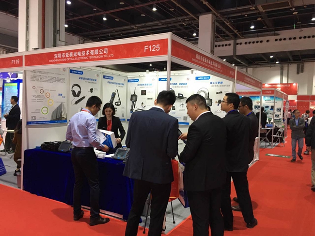 亞泰光電展臺(tái)前現(xiàn)場(chǎng)咨詢觀眾