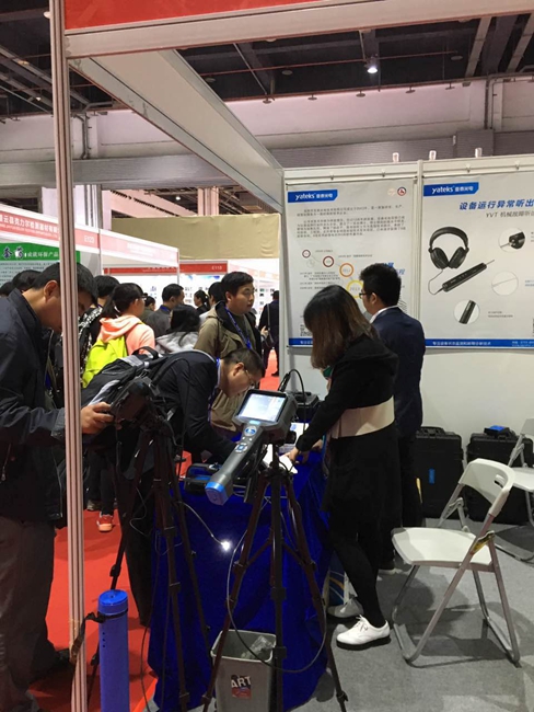 亞泰光電展臺(tái)前現(xiàn)場(chǎng)咨詢與留言觀眾