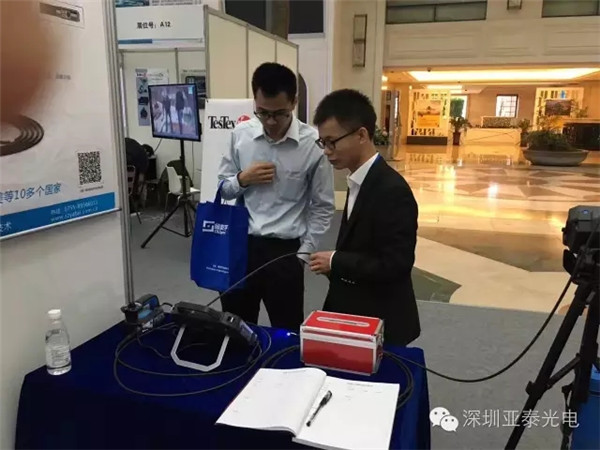 亞泰光電內窺鏡事業部吳經理與現場客戶交流中