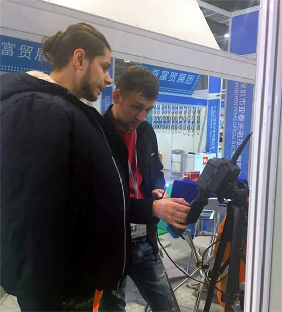 現場觀眾在試用亞泰光電HIE360度高清工業視頻內窺鏡