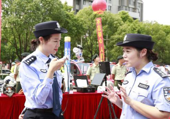 工作人員現(xiàn)場(chǎng)用直播平臺(tái)進(jìn)行網(wǎng)絡(luò)直播