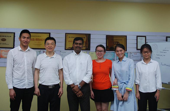 亞泰光電總經(jīng)理鄭翔（左二）、AIMIL副總經(jīng)理Subrahmanyam