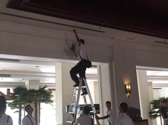 安保人員正在檢查空調通風管道