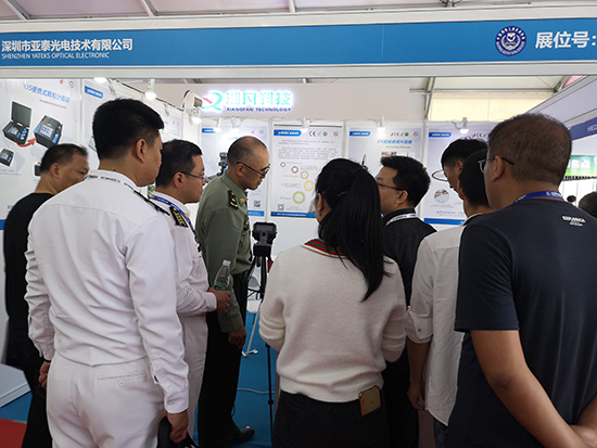 珠海航展上亞泰光電展臺(tái)前的參觀觀眾