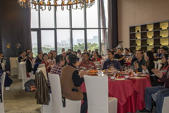 深圳隱秀山居一樓會議廳，2019年亞泰光電迎春企業年會現志