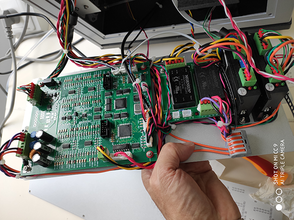 亞泰光電質(zhì)量部工程師客戶油液實(shí)驗(yàn)室現(xiàn)場(chǎng)顆粒計(jì)數(shù)器維護(hù)