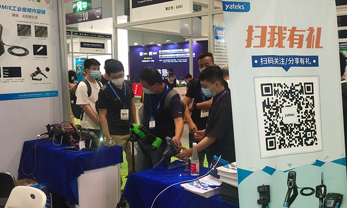 深圳工業(yè)內(nèi)窺鏡展展會現(xiàn)場亞泰光電展臺前現(xiàn)場觀眾試用亞泰光電內(nèi)窺鏡產(chǎn)品性能、特點